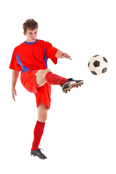 Футболист пинает мяч — стоковое фото