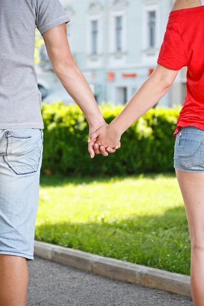 Joven pareja sosteniendo las manos —  Fotos de Stock