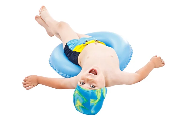 Kleiner Junge spielt mit blauem Rettungsring — Stockfoto