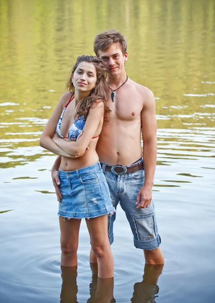 Gelukkig jong paar — Stockfoto