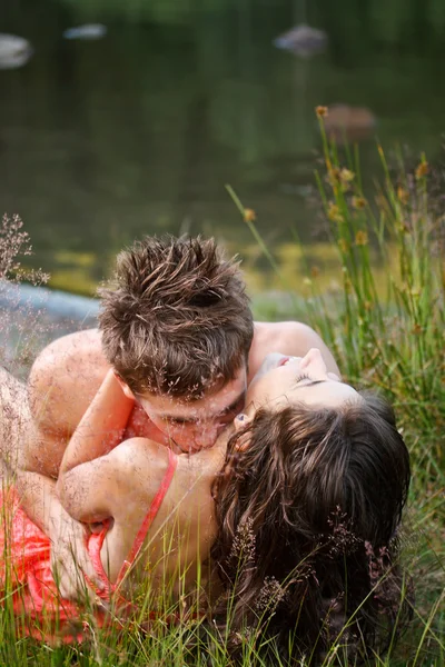 Junges Paar am Ufer — Stockfoto