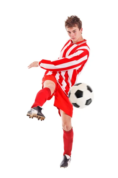 Jogador de futebol atirando uma bola — Fotografia de Stock