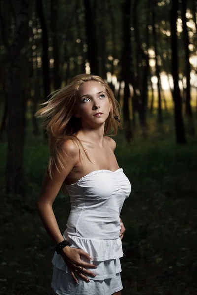 Jovem fêmea na floresta — Fotografia de Stock