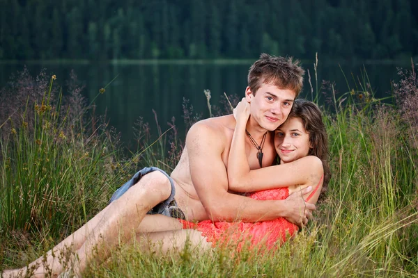 Молодая пара обнимает — стоковое фото