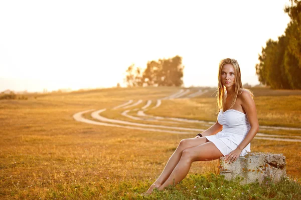 Mujer en el prado de verano — Foto de Stock