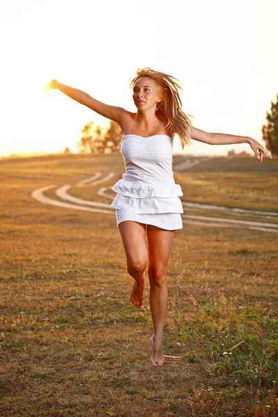 Молодая женщина на открытом воздухе — стоковое фото