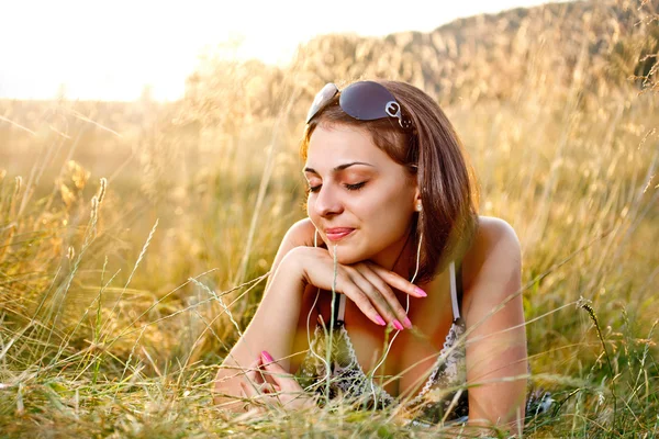 草で横になっている美しい女性 — ストック写真