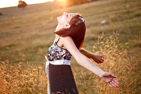 Mulher sorridente ao ar livre — Fotografia de Stock