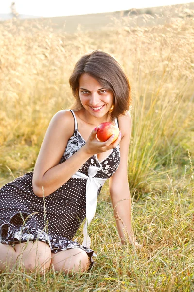 Vrouw met appel — Stockfoto
