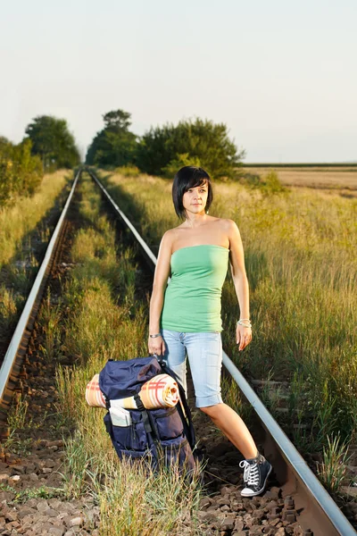 Ung kvinna på järnväg — Stockfoto