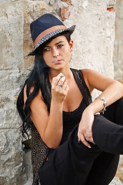 Mujer joven fumando Fotos De Stock Sin Royalties Gratis
