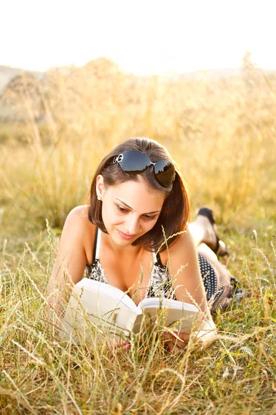 Jovem mulher encontra-se na grama — Fotografia de Stock