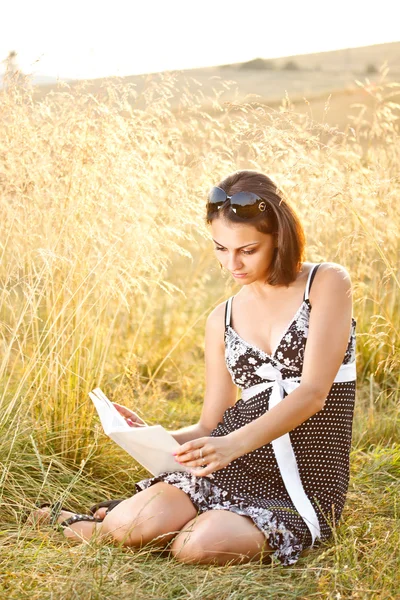 Junge Frau las Buch — Stockfoto