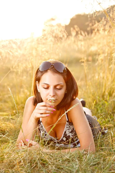 Jong meisje in zomer veld — Stockfoto