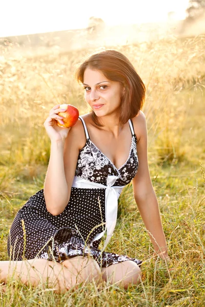 Mulher relaxante no prado — Fotografia de Stock