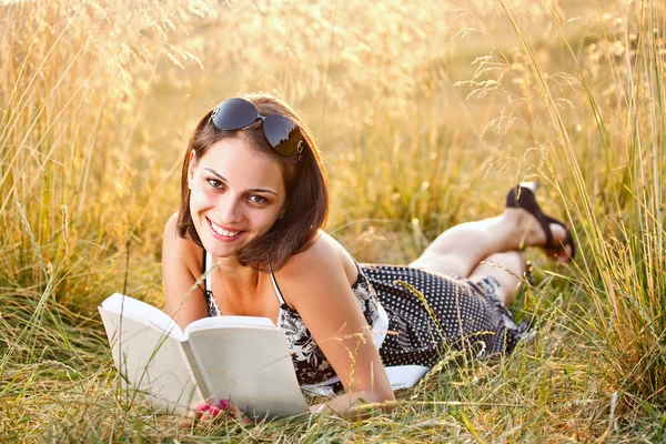 Kvinna läser en bok — Stockfoto