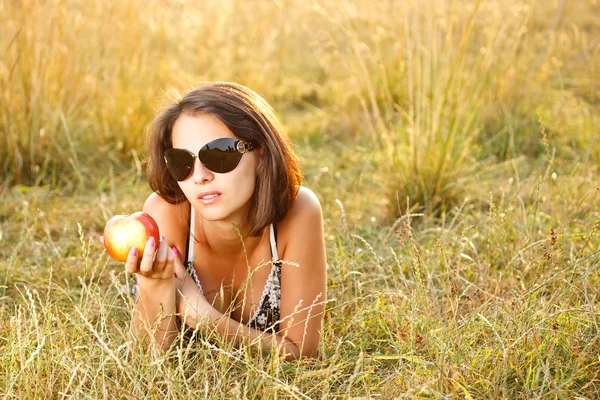草原に横たわる女 — ストック写真