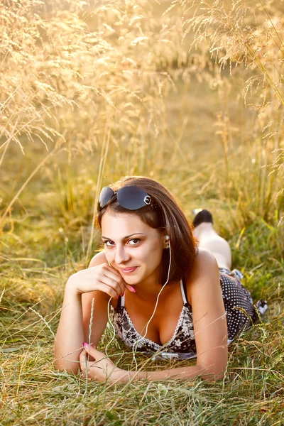 Женщина лежит на траве — стоковое фото