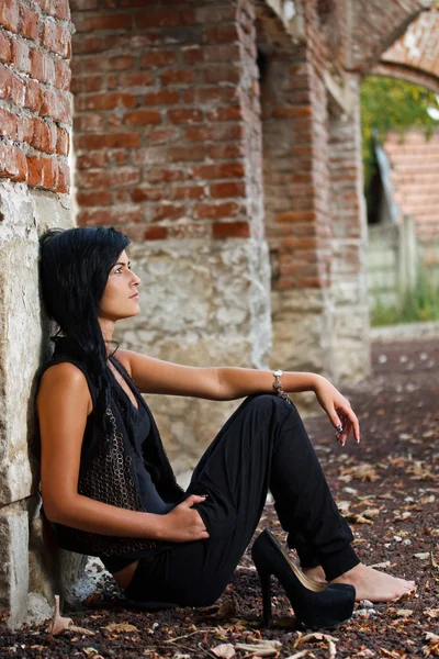 Молодая женщина сидит — стоковое фото
