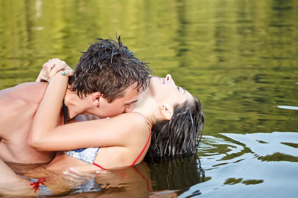 Пара целуется в воде — стоковое фото