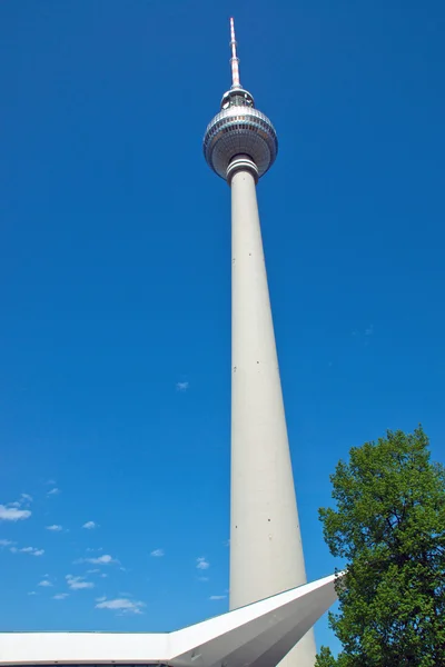 A torre de televisão em Alexanderplatz em Berlim — Fotografia de Stock