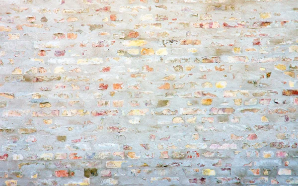Кирпичная стена с белой штукатуркой — стоковое фото