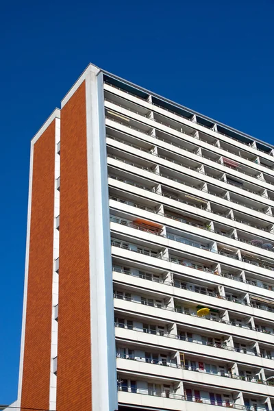 Typische flatgebouw in Oost-Berlijn — Stockfoto