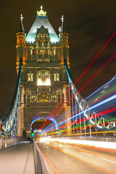 Op de tower bridge in Londen — Stockfoto