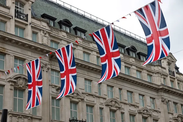 Britse vlaggen in de straat — Stockfoto