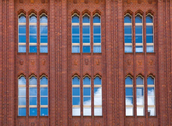 Fachada de muro de ladrillo con reflejos de cielo azul —  Fotos de Stock