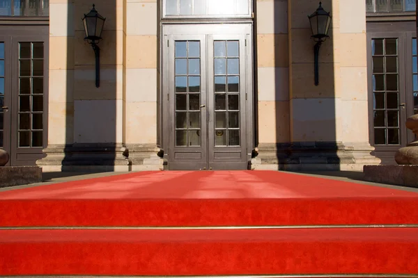 Červený koberec a vstupní dveře — Stock fotografie