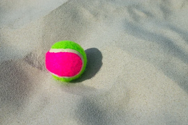 Bola na praia — Fotografia de Stock