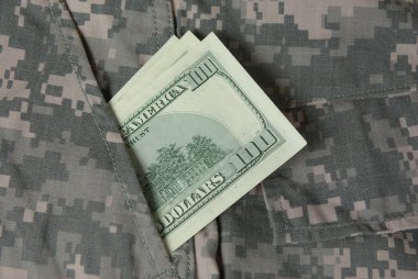 bir banknot ile üniforma