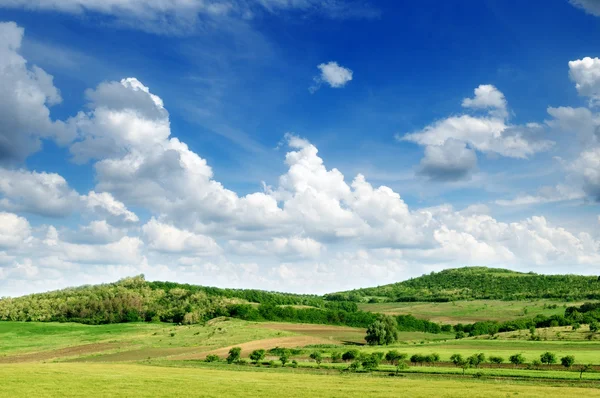 Terreno montanhoso e céu azul — Fotografia de Stock
