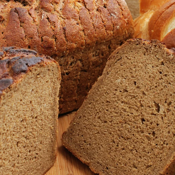 Cut bread on breadboard — Stock Photo, Image