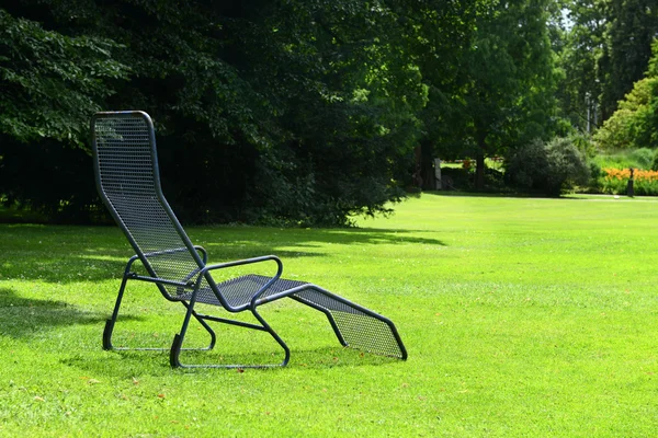 Chaise lounge sull'erba verde — Foto Stock