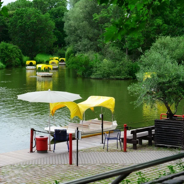 Barcos para passeios ao redor do lago . — Fotografia de Stock