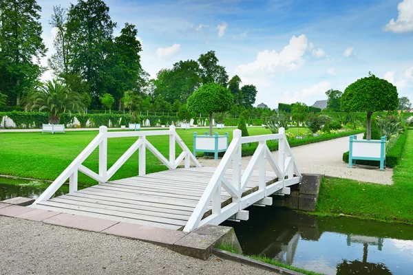 Houten brug in een prachtig park — Stockfoto