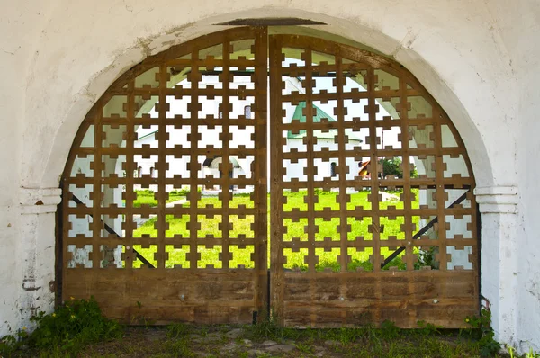 Stará brána v cihlové zdi — Stock fotografie