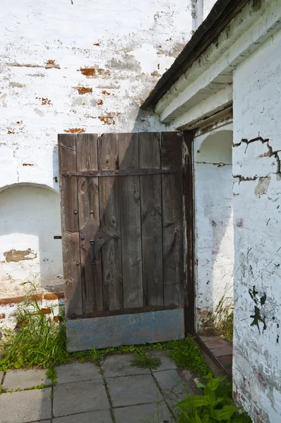 Porta velha na parede de tijolo — Fotografia de Stock