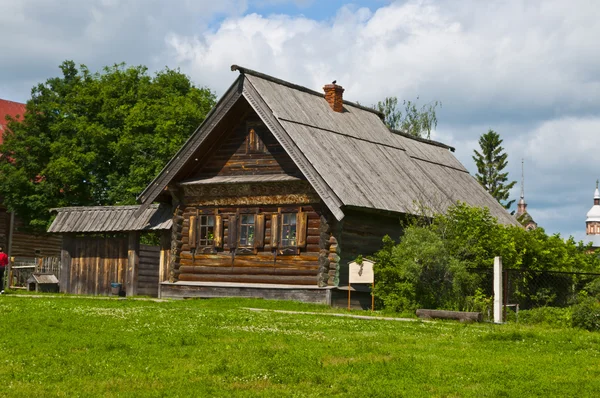 Dřevěný dům v ruském stylu — Stock fotografie