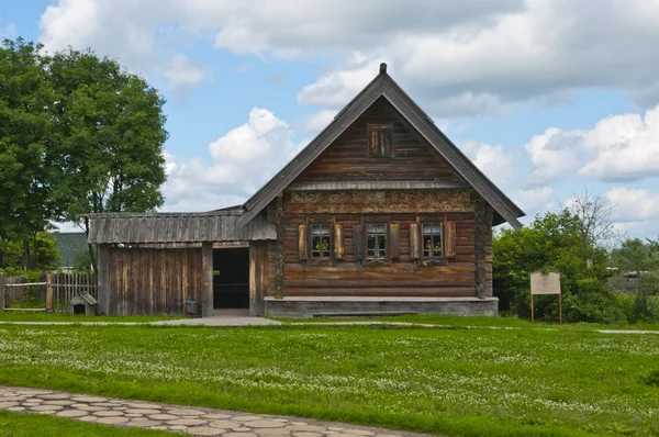 Puinen talo venäläiseen tyyliin — kuvapankkivalokuva