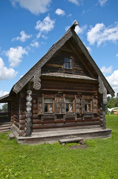 Houten huis in de Russische stijl — Stockfoto