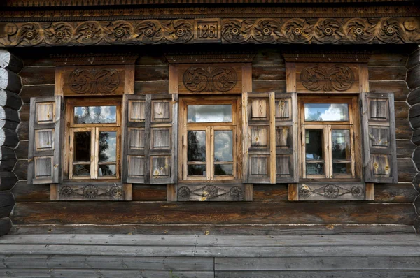 Деревянный дом в русском стиле — стоковое фото