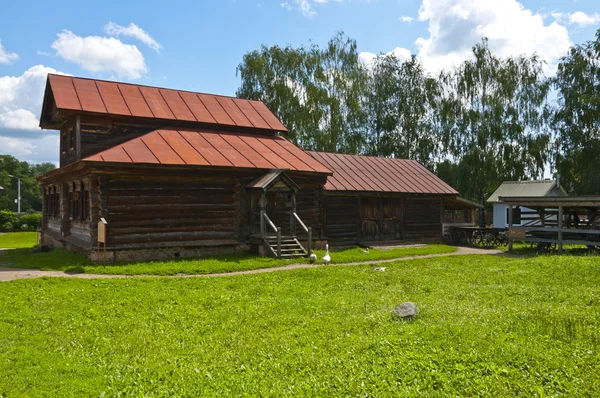 Casa de madeira no estilo russo — Fotografia de Stock