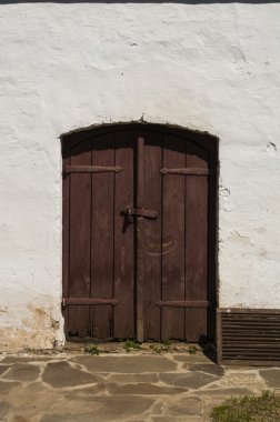 Duvardaki eski kapı.