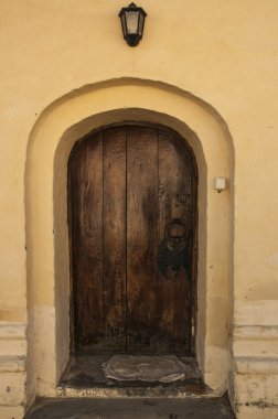 Duvardaki eski kapı.