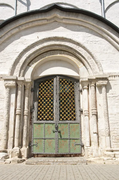 Stare drzwi w ścianie z cegły — Zdjęcie stockowe