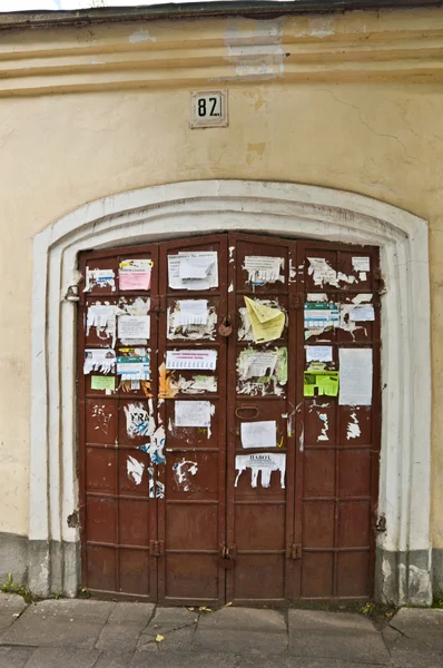 Alte Tür mit Werbung — Stockfoto