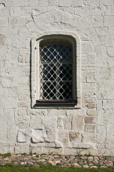 Puerta vieja y ventana en la pared de ladrillo — Foto de Stock